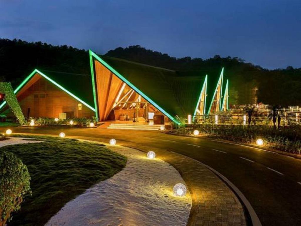 Aamby Valley City Lonavla Zewnętrze zdjęcie The resort at night